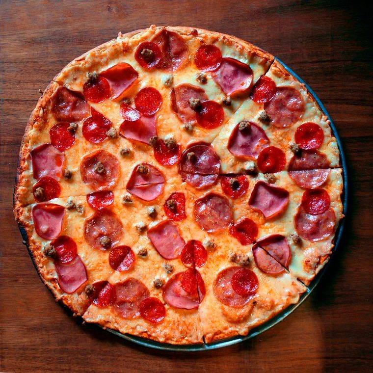 Salami pizza